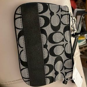 Black/white wristlet. 61/2x41/2. Zip top.